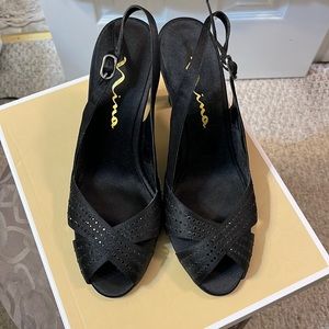 Nina size 7. black. 3” heel.